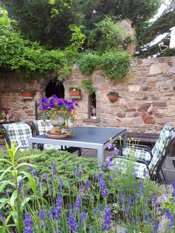 Tisch mit Stühlen auf der Terrasse