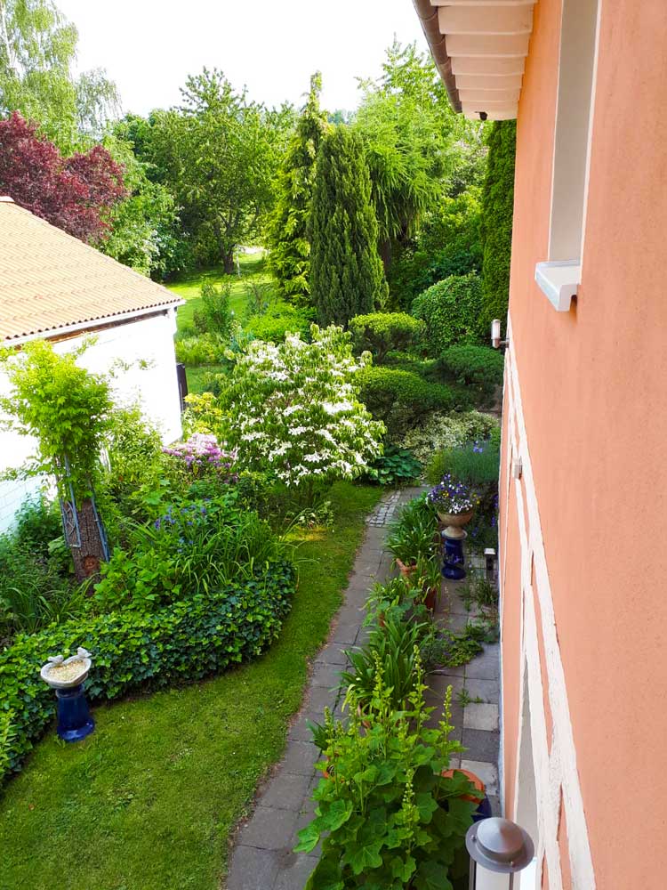 Tisch mit Stühlen auf der Terrasse