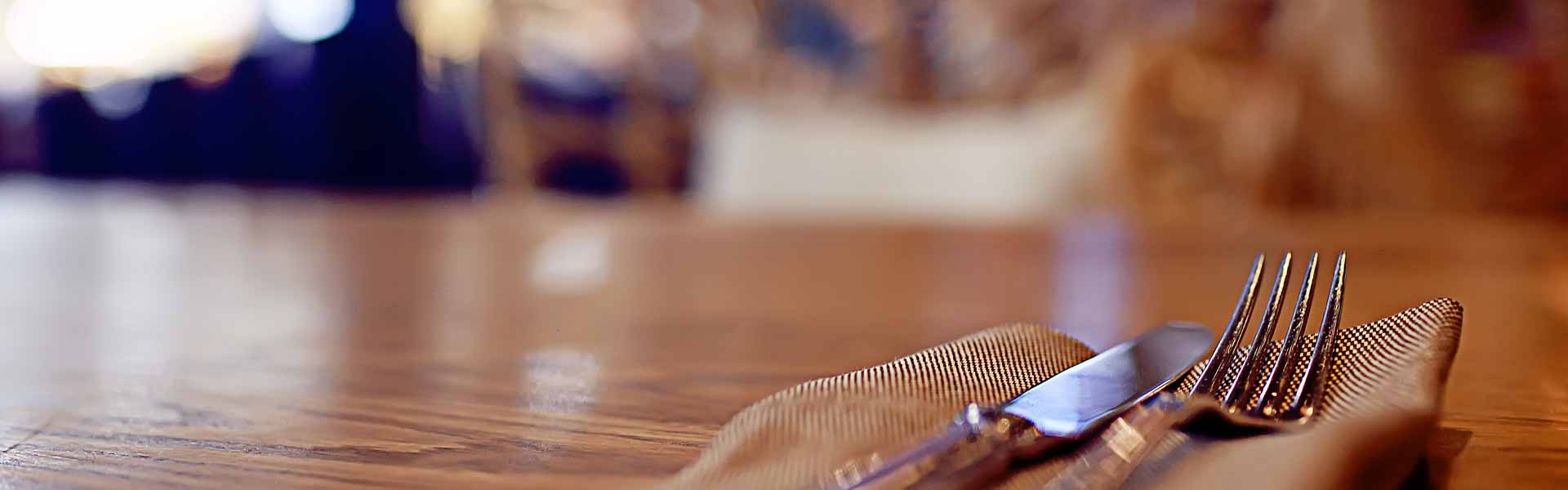 Restaurants Vorbereitetes Gedeck in einem Restaurant
